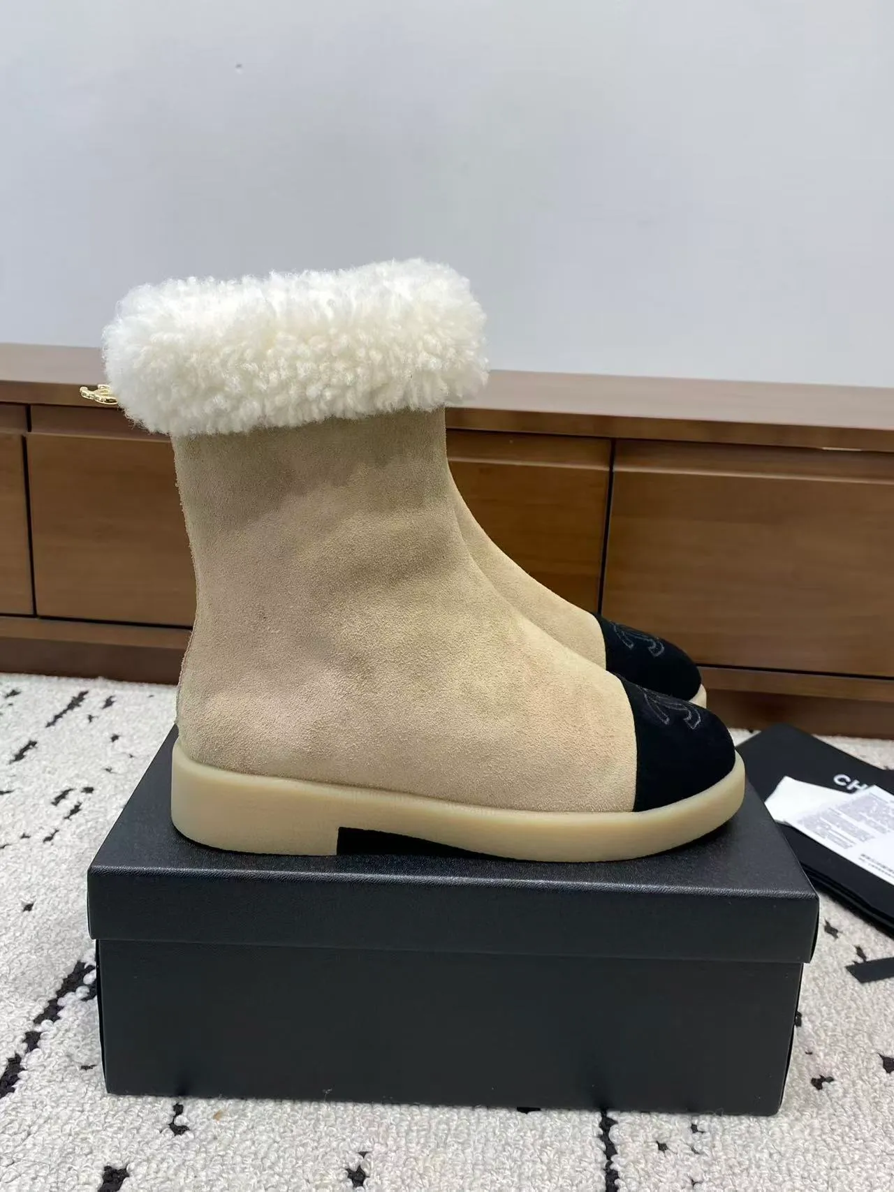 👟👟Ex-factory price 700👟👟 🍀Chanel 2025 autumn and winter furry snow boots. Chanel new autumn and winter genuine wool slippers and boots. Xiaoxiang’s 2025 autumn and winter most beautiful snow boots. Classic, beautiful and warm snow boots❤️Super warm! It's enough to have it this winter, it's really beautiful and fairy~ Materials and craftsmanship: The upper is made of custom sheepskin/wool/sheepskin, and the inner pads are all made of wool. It feels very soft and comfortable! The sole is the original TPU outsole Size: 35-39 (40.41 customized, non-refundable)